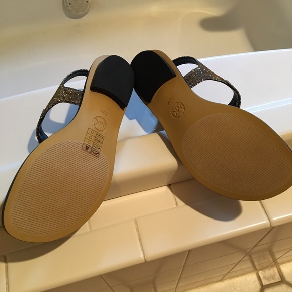 New Micheal Kors Plate Thong Sandals NWT 👠 - Picture 6 of 8